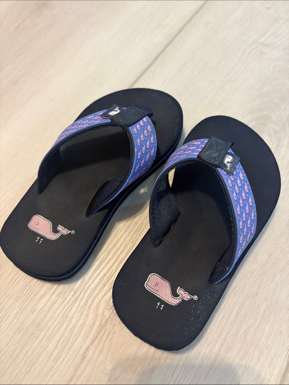Vinyard Vines Kids Navy Flip-Flop Sandals with Pink Whale Print